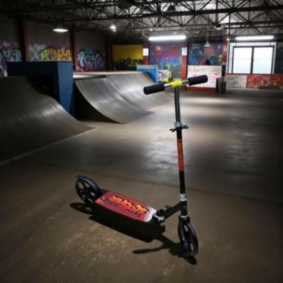 صورة سكوتر كلاسيكي بعجلتين كبيرة للأطفال